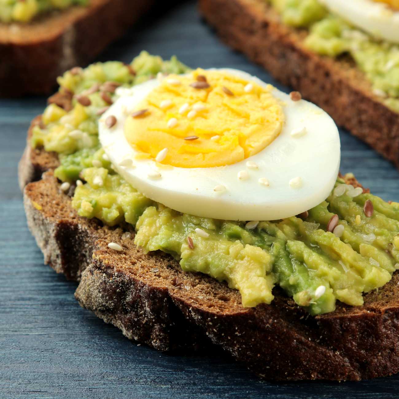 Tostadas con aguacate y huevo duro