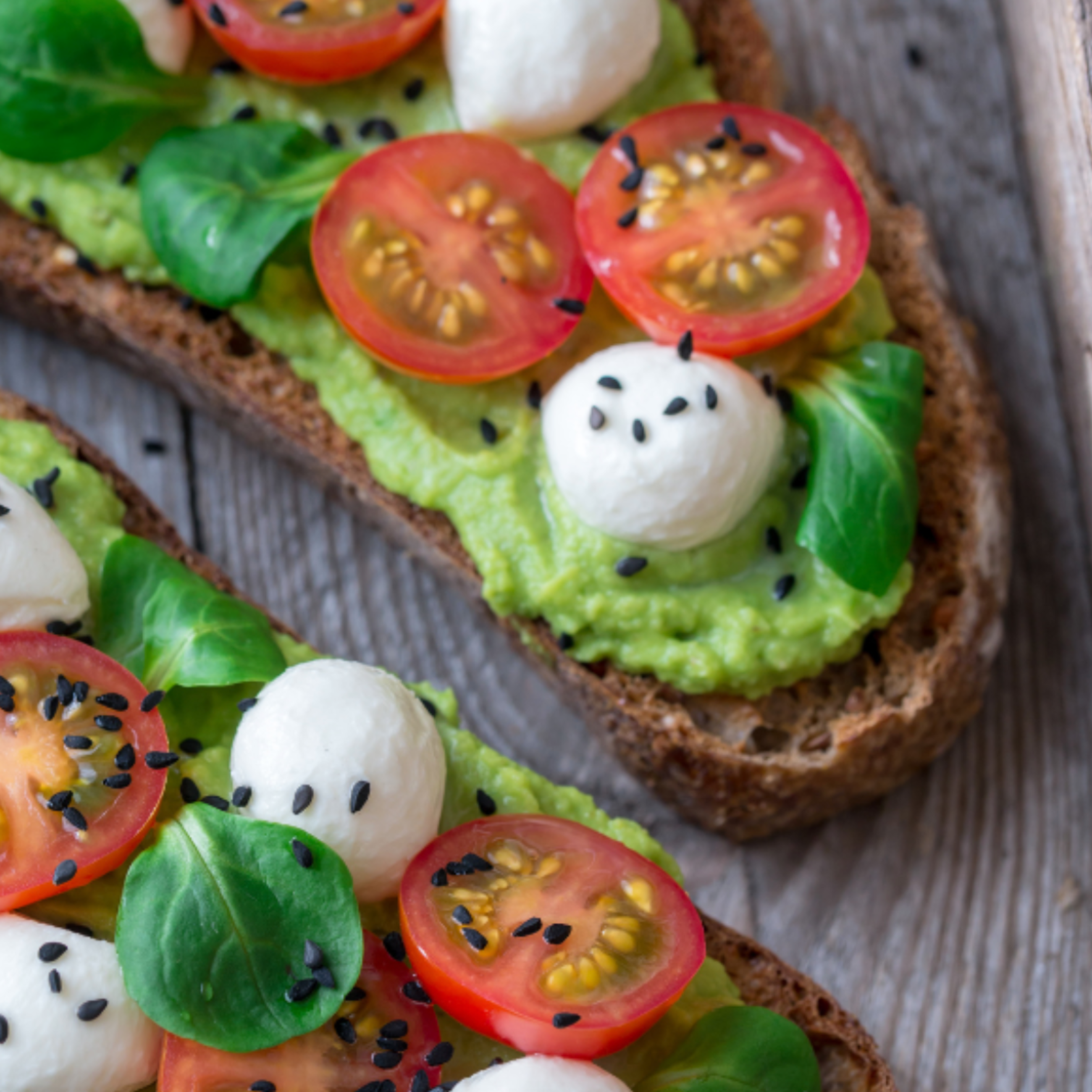 TOSTADA DE AGUACATE, MOZZARELLA Y TOMATE